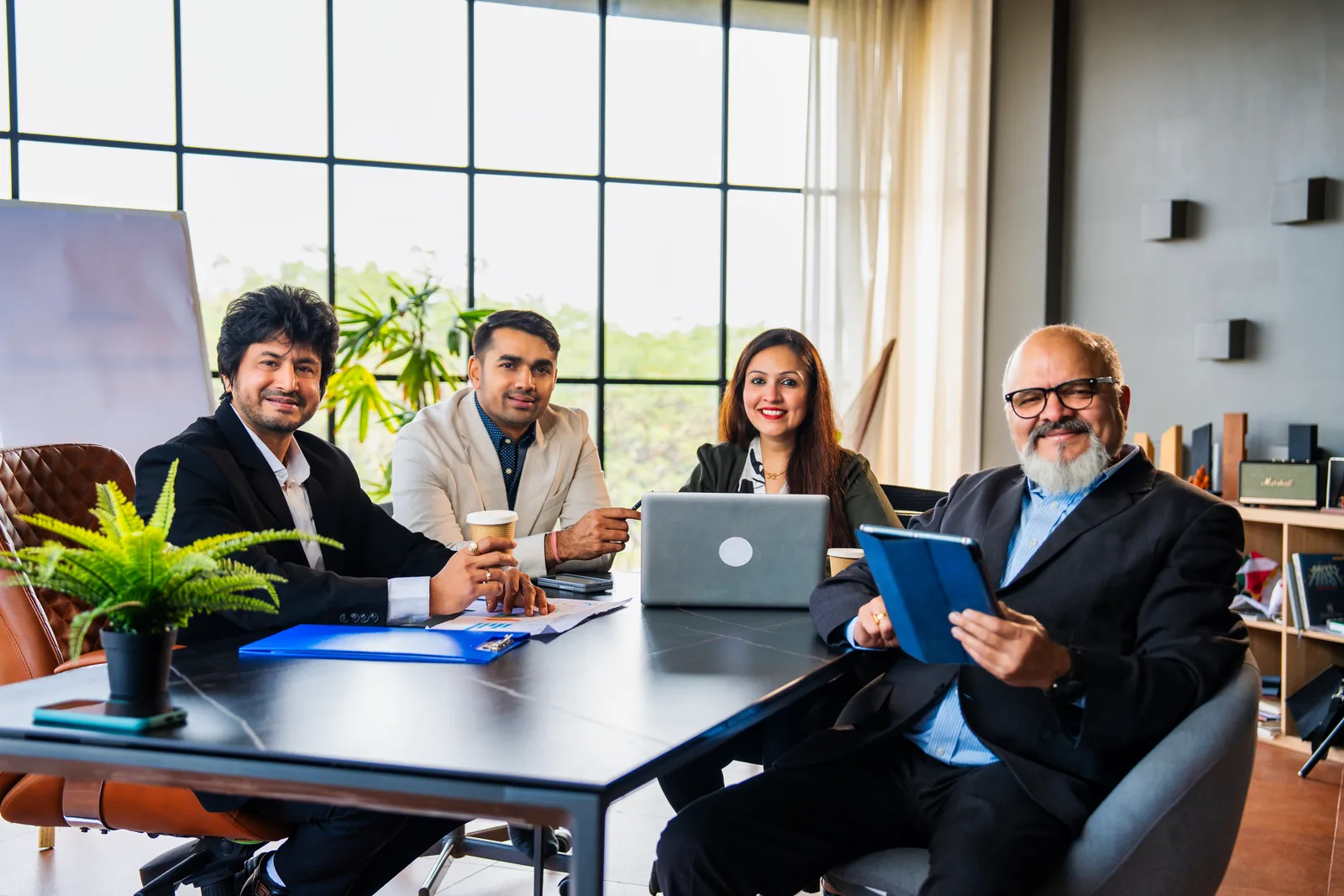 Equipo directivo de una empresa mediana en una reunión en su oficina