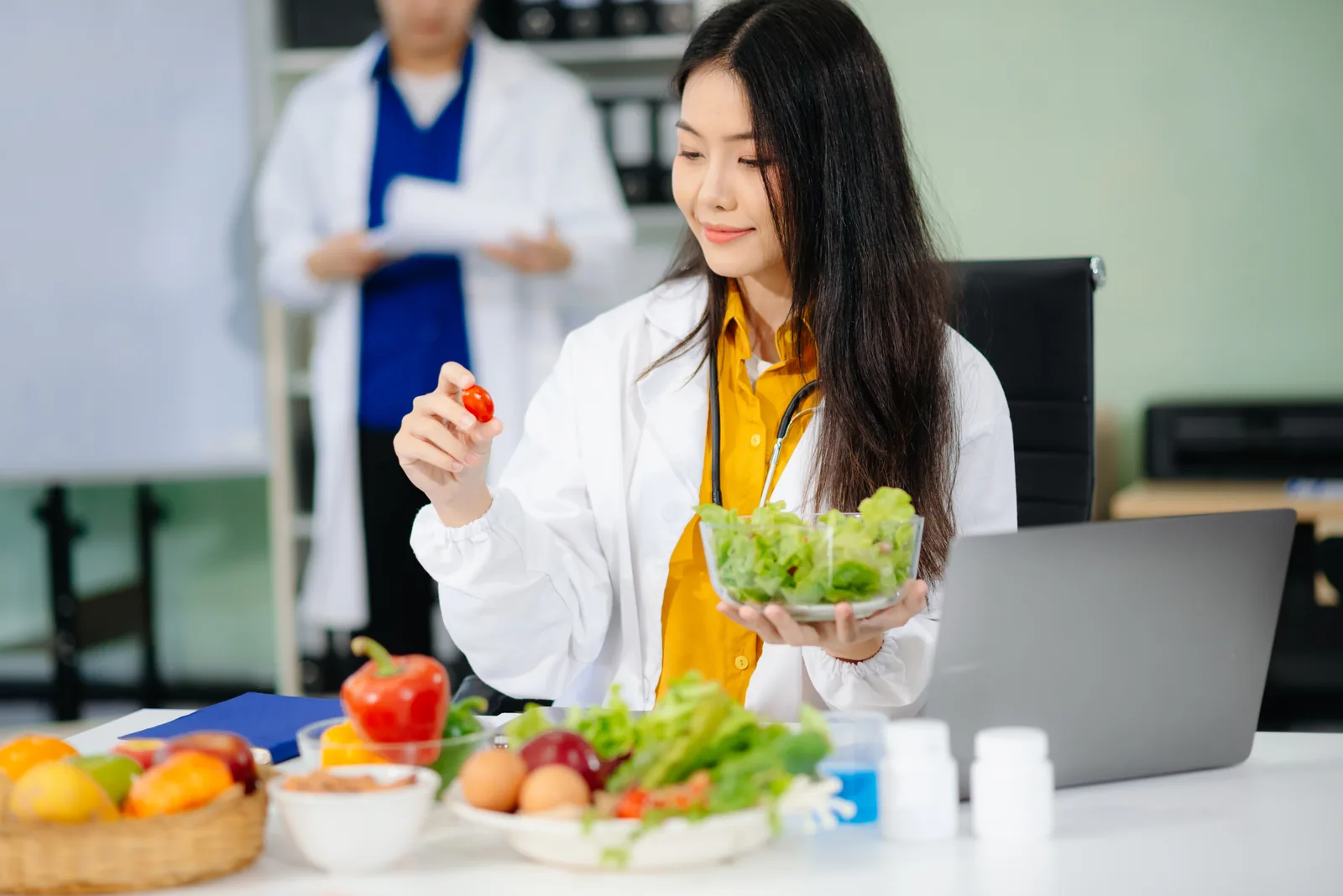 Nutricionista en su consultorio con un plato saludable