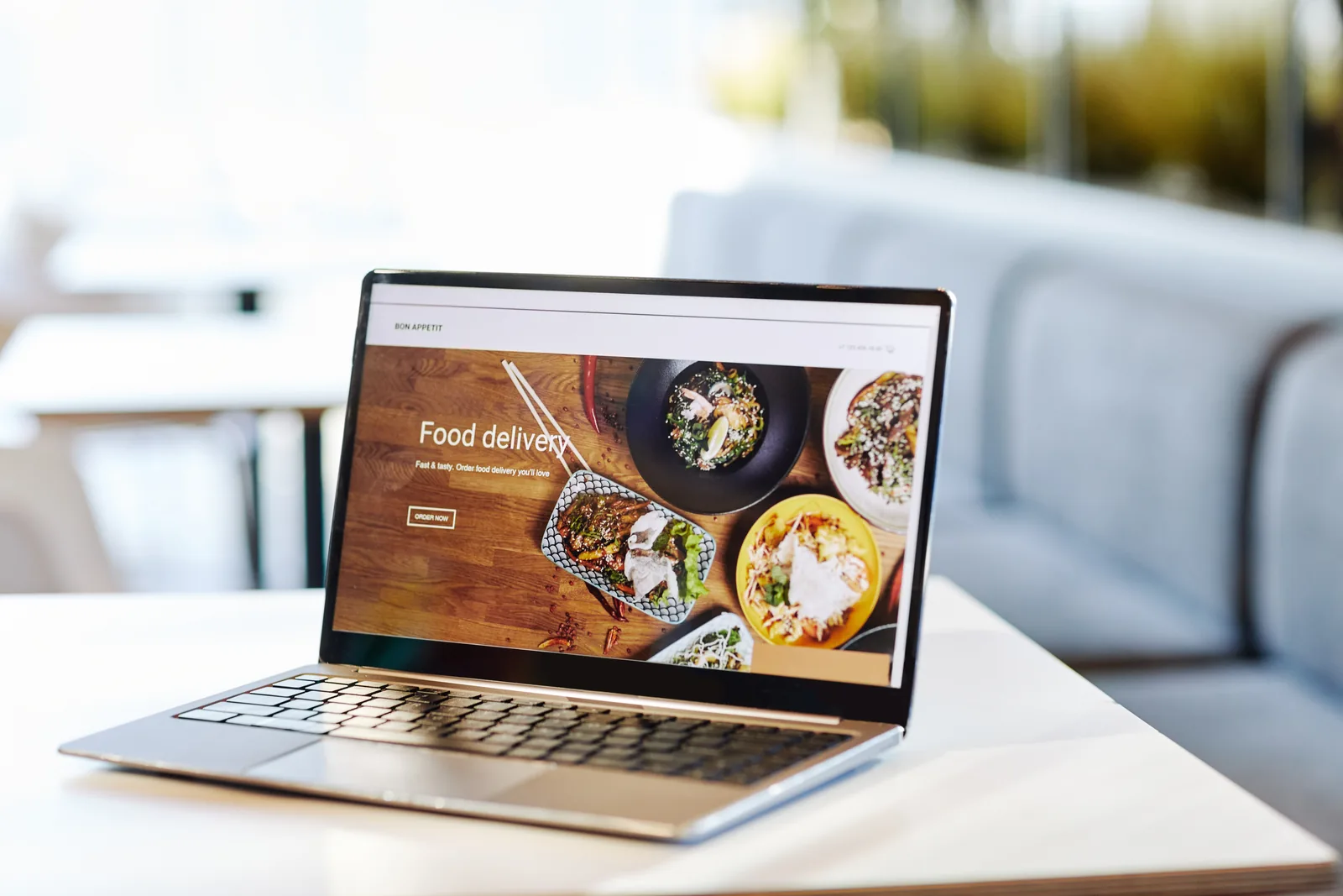 Sitio web de restaurante con menú y pedidos en línea en una laptop