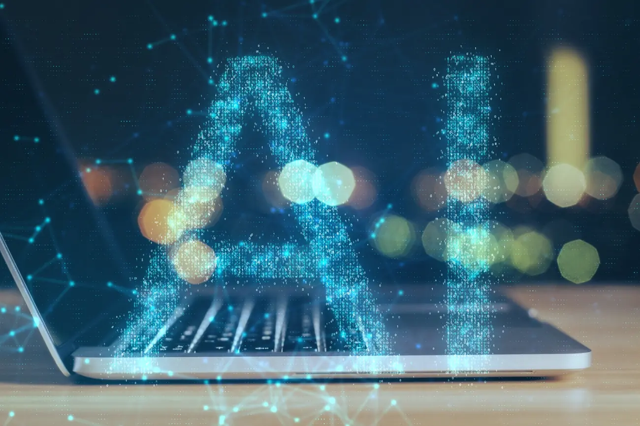 Laptop con holograma de IA y automatización