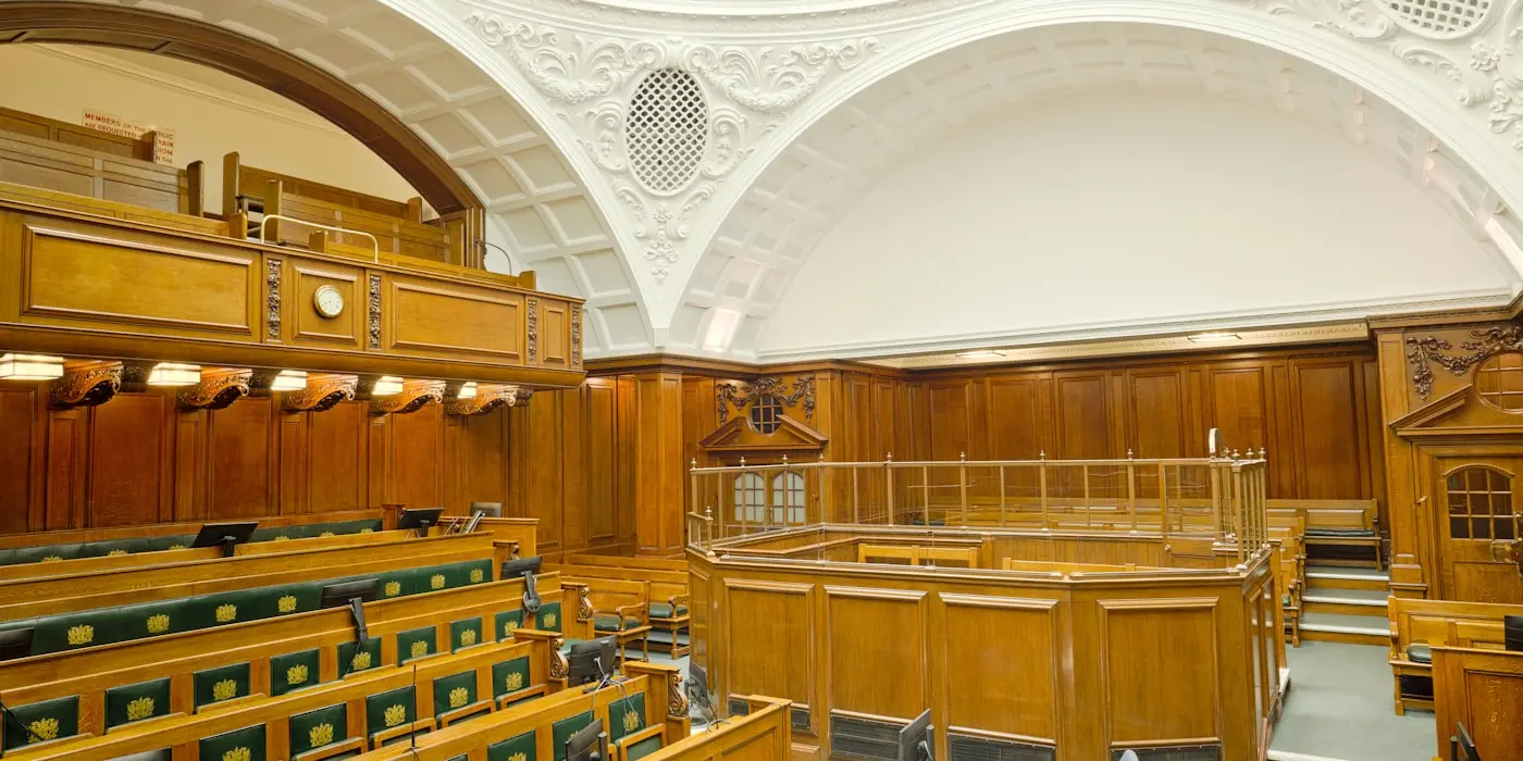 Una sala de tribunal en madera, vacía antes de una audiencia