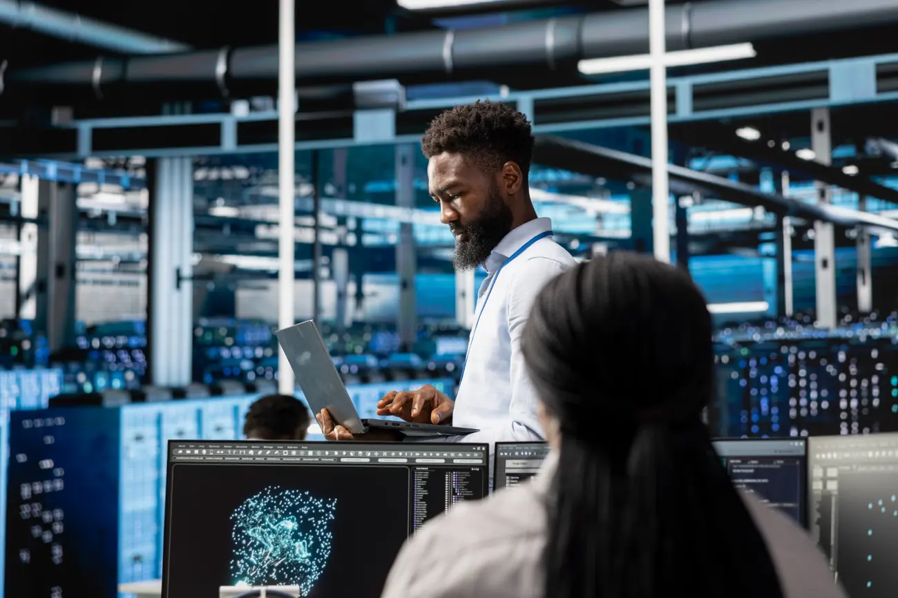 Ingeniero revisando sistemas de inteligencia artificial y servidores