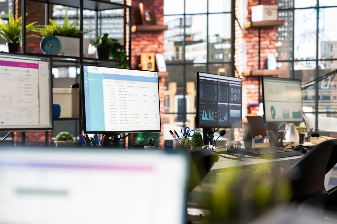 Pantallas con dashboards y sistemas digitales