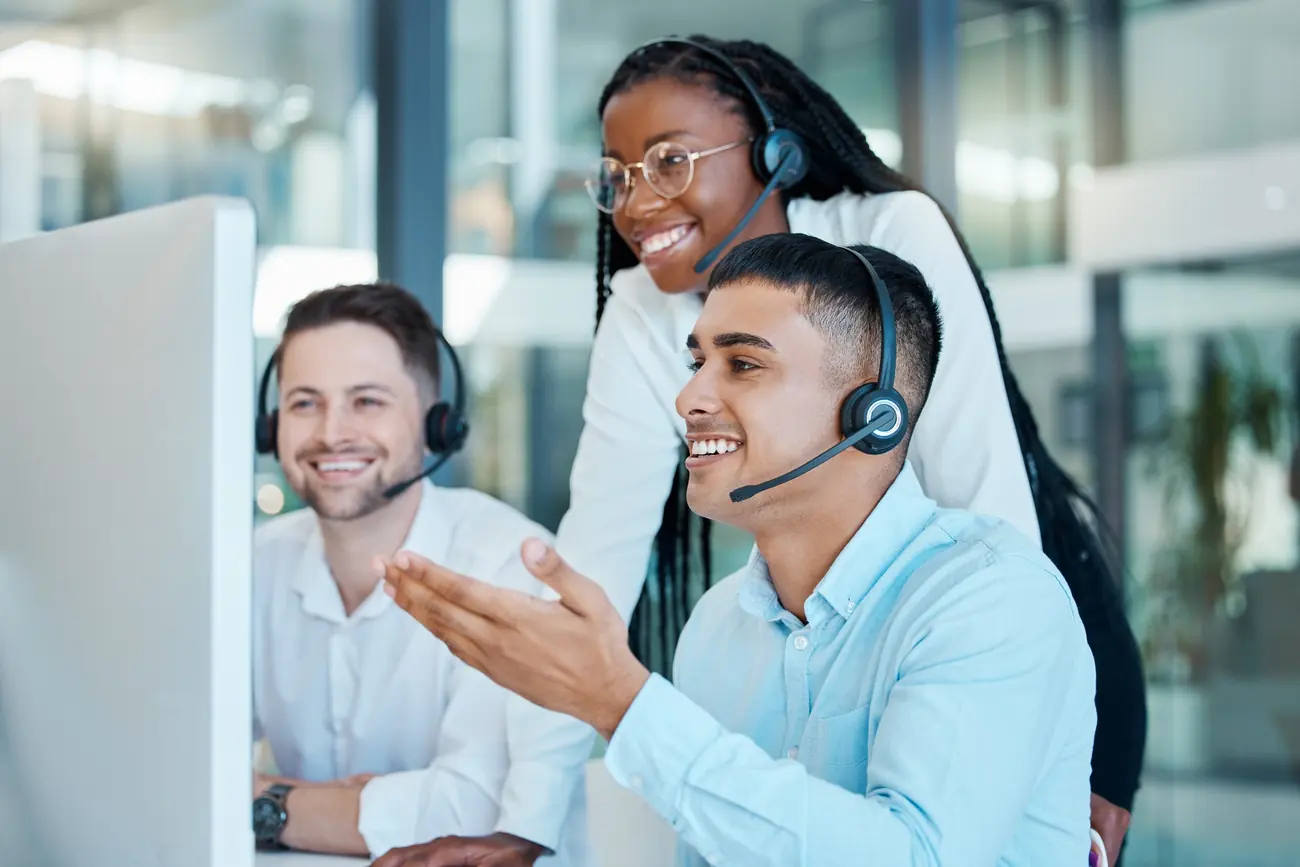 Equipo de atención al cliente con headsets